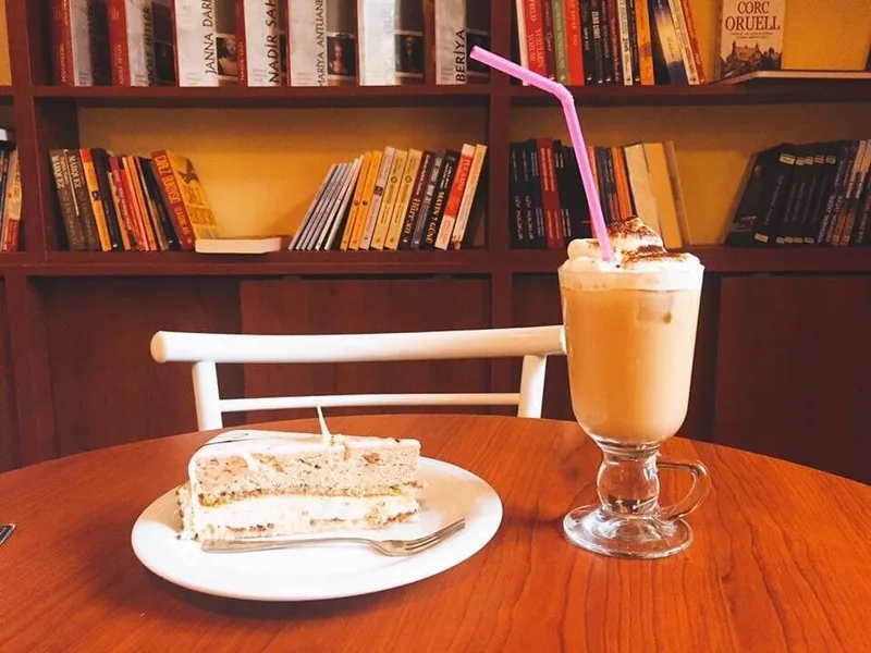 Фотография 2 заведения «İl Futuro Book Cafe »
